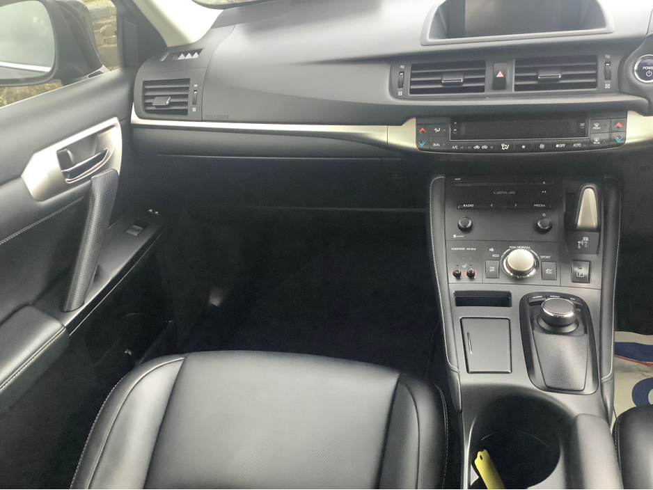 2017 Lexus CT 200 h - image 16