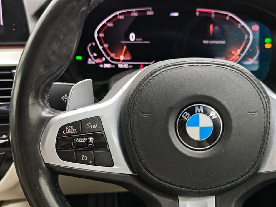 2019 BMW 5 Series - image 33