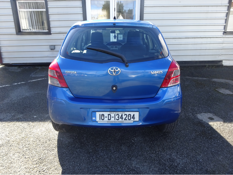 2010 Toyota Yaris - image 6