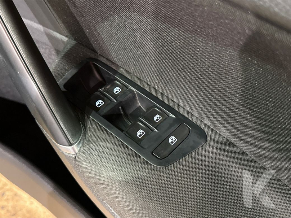 2016 Volkswagen Golf - image 17