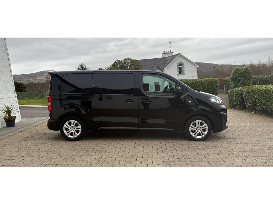 2020 Vauxhall Vivaro - image 8
