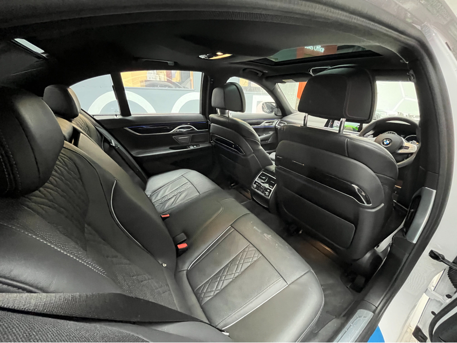 2018 BMW 7 Series - image 14