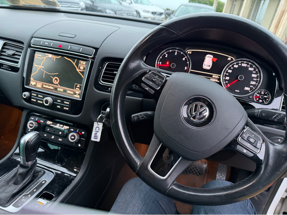 2015 Volkswagen Touareg - image 12