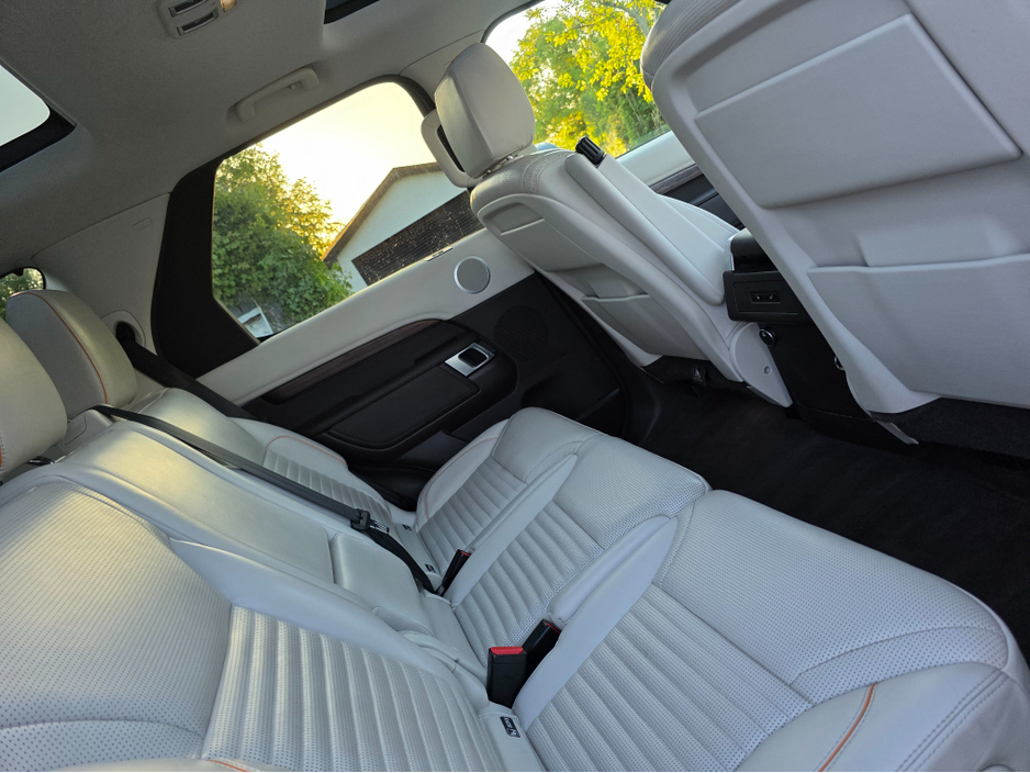 2017 Land Rover Discovery - image 22