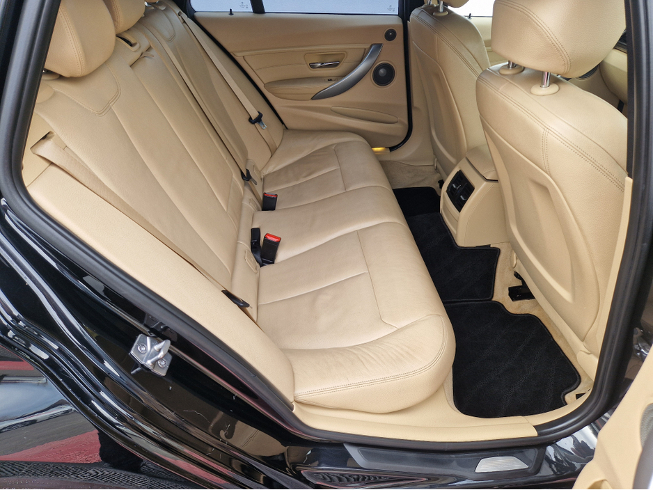 2013 BMW 3 Series - image 24