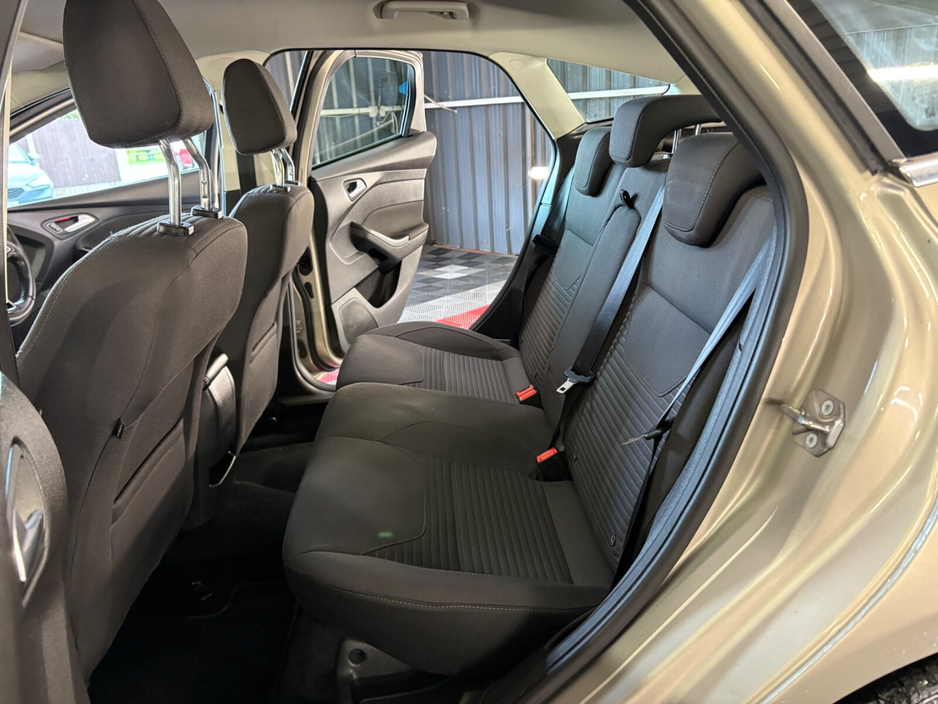 2018 Ford Focus - image 14