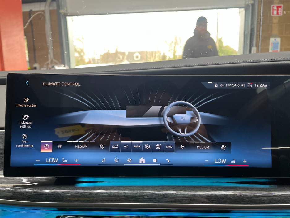 2025 BMW i7 - image 38