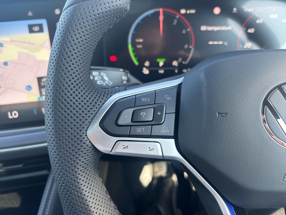 2025 Volkswagen Touareg 3.0 TSI PHEV 462HP R €115,975