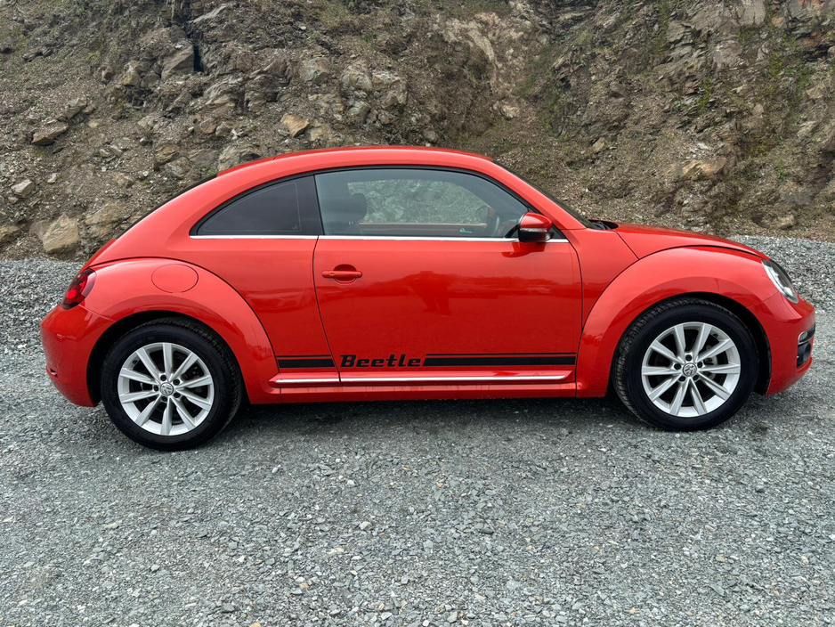 2018 Volkswagen Beetle - image 2