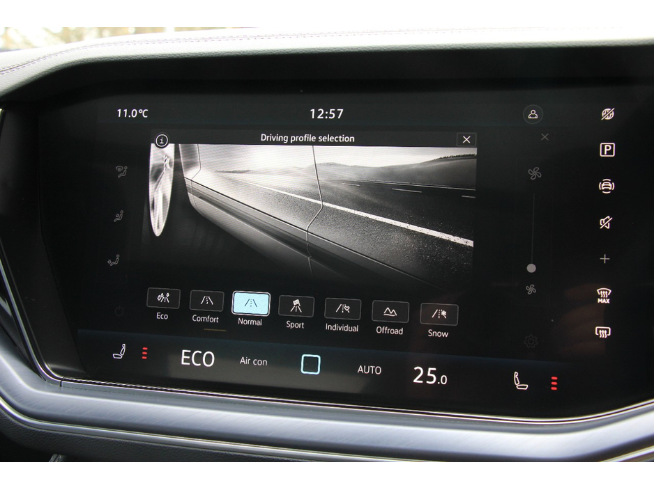 2025 Volkswagen Touareg - image 29