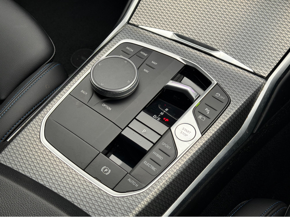 2023 BMW 3 Series - image 30