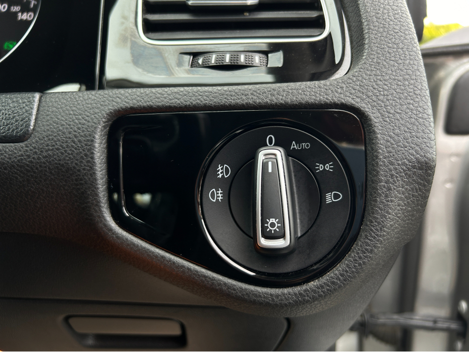 2015 Volkswagen Golf - image 17