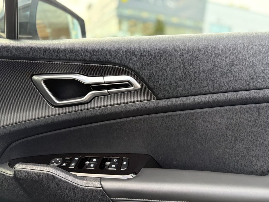 2022 Kia Sportage - image 8