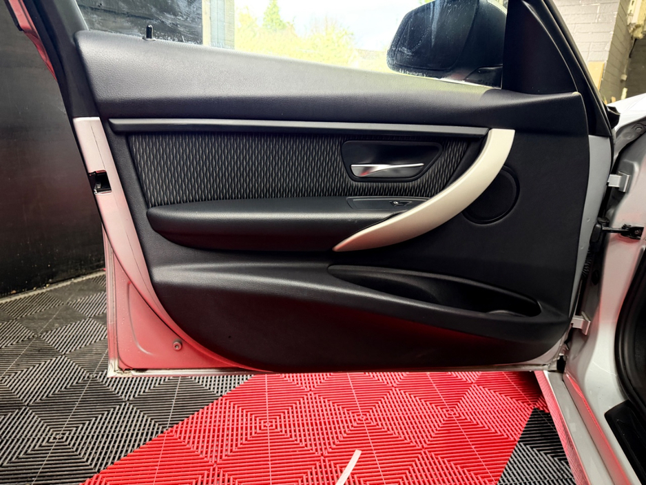 2015 BMW 3 Series - image 11