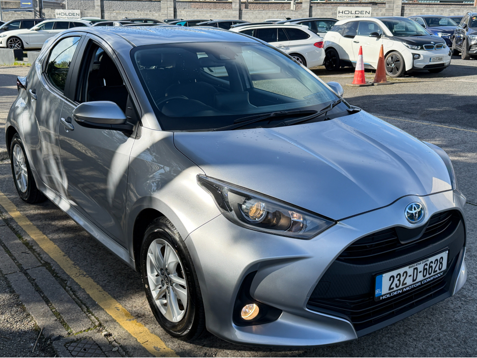 2023 Toyota Yaris - image 5