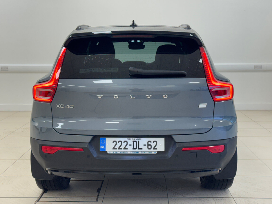 2022 Volvo XC40 - image 14
