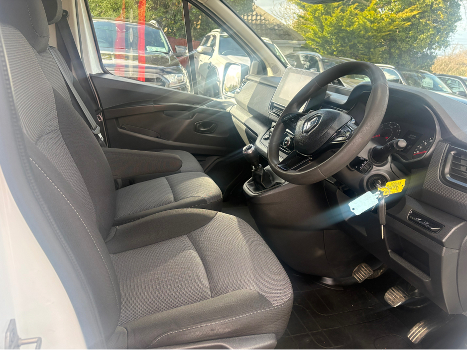 2023 Renault Trafic - image 12