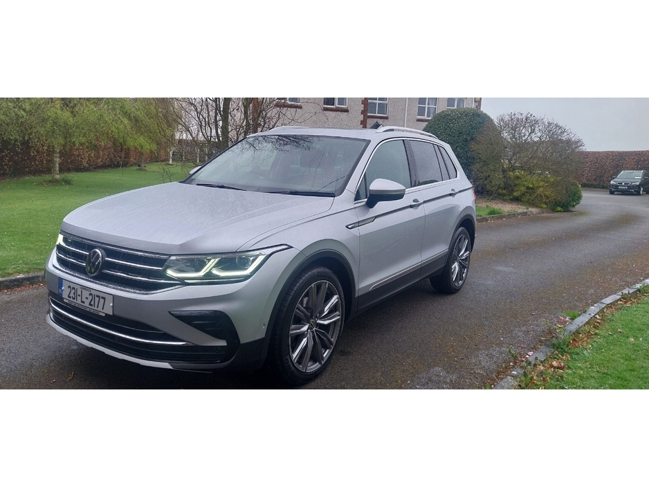 2023 Volkswagen Tiguan - image 3