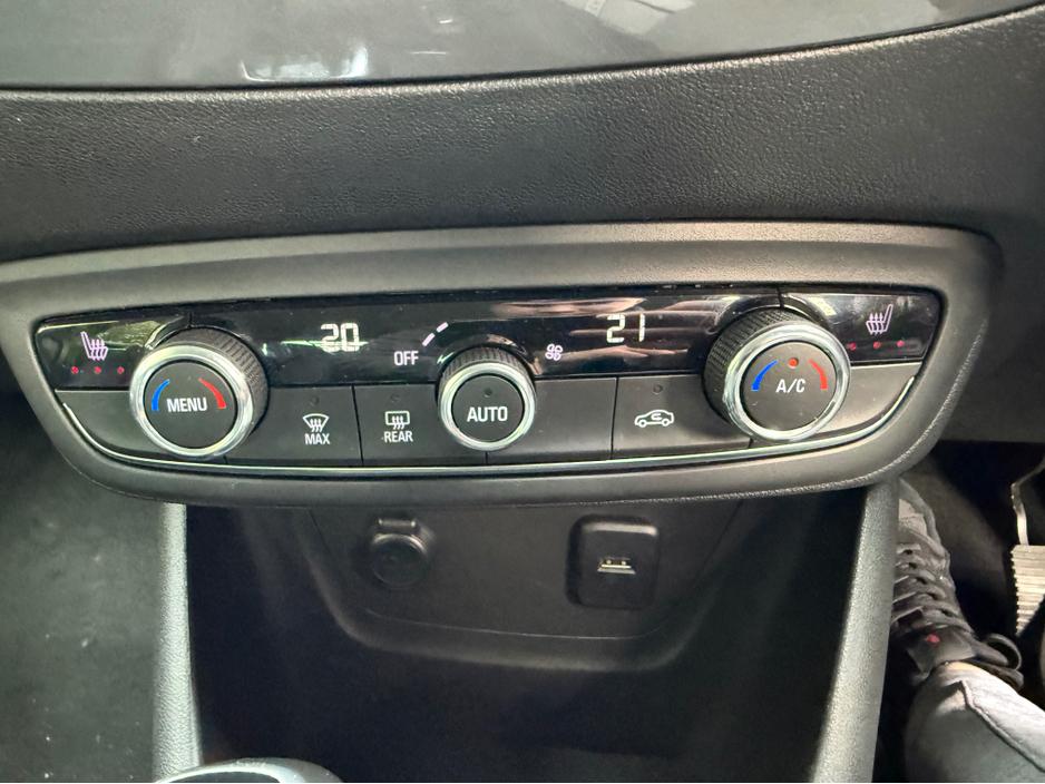 2022 Opel Crossland X - image 10