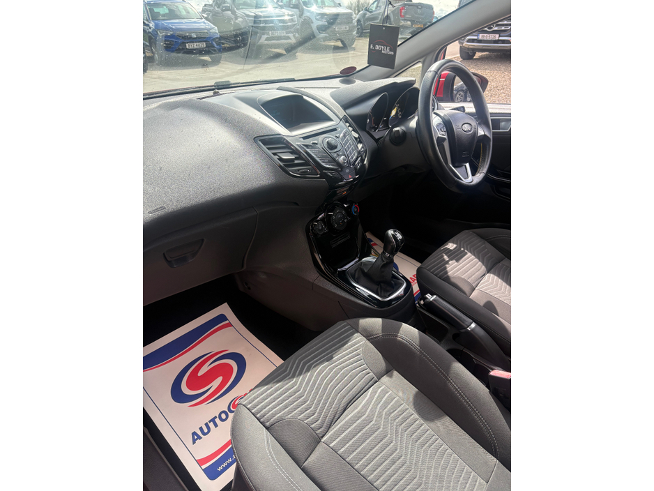 2015 Ford Fiesta - image 3