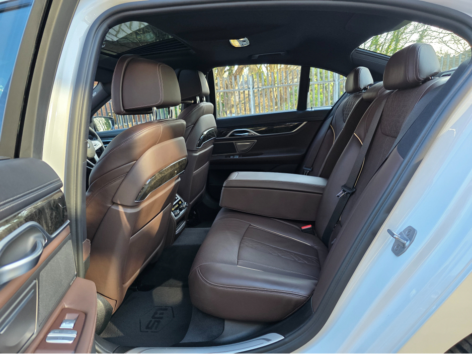 2017 BMW 7 Series - image 36