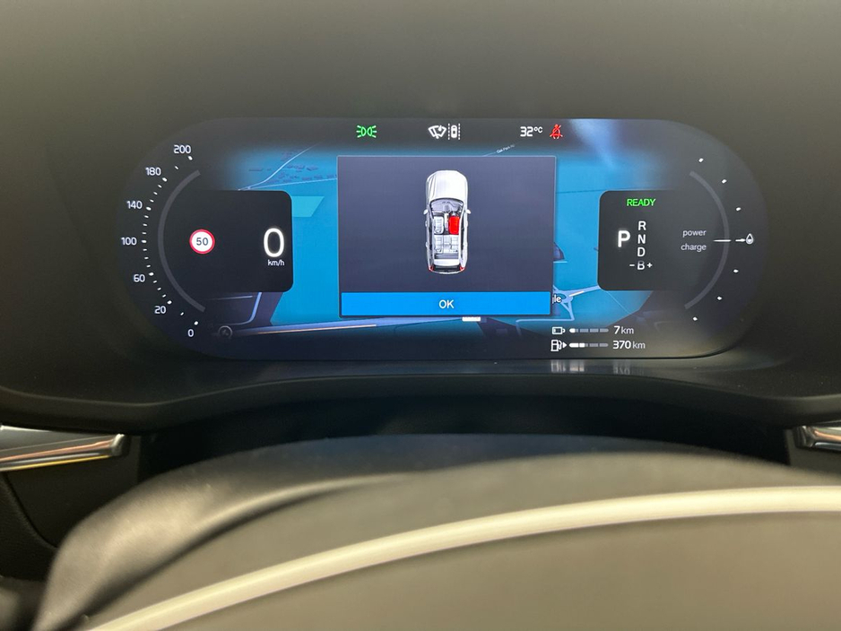 2025 Volvo XC60 - image 13