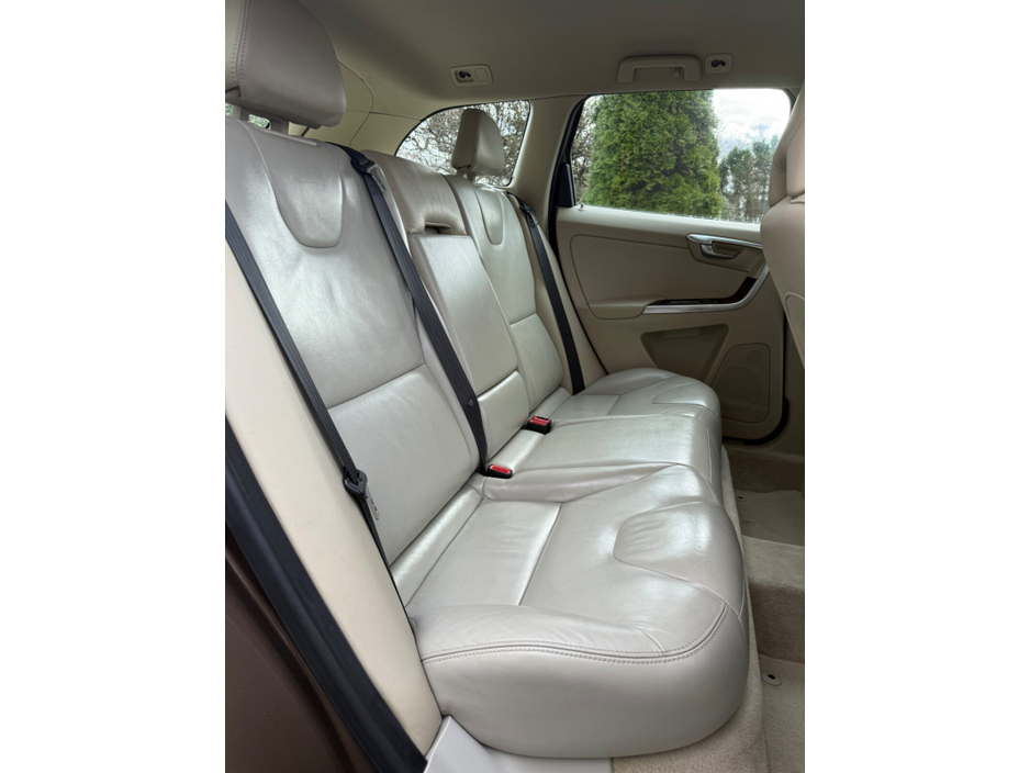 2015 Volvo XC60 - image 11