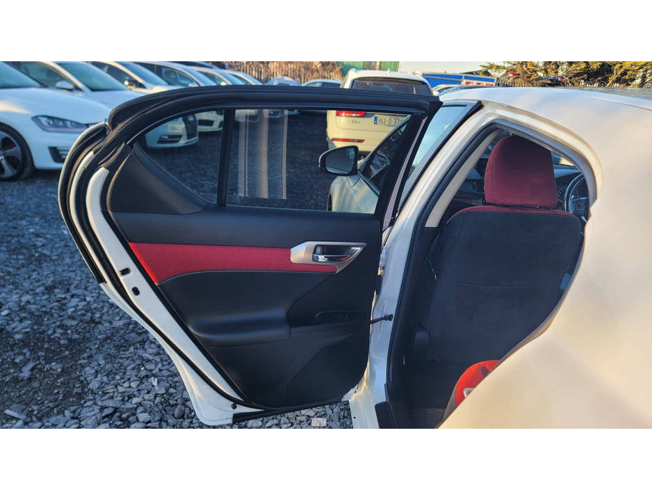 2016 Lexus CT 200 h - image 13