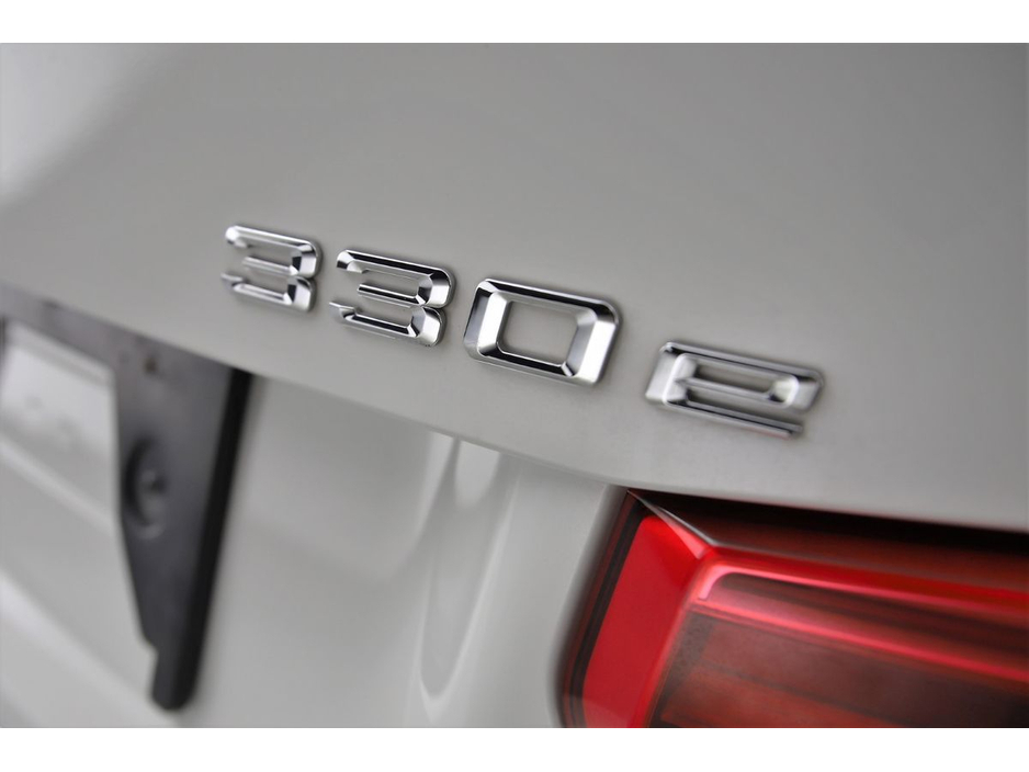 2017 BMW 3 Series - image 26