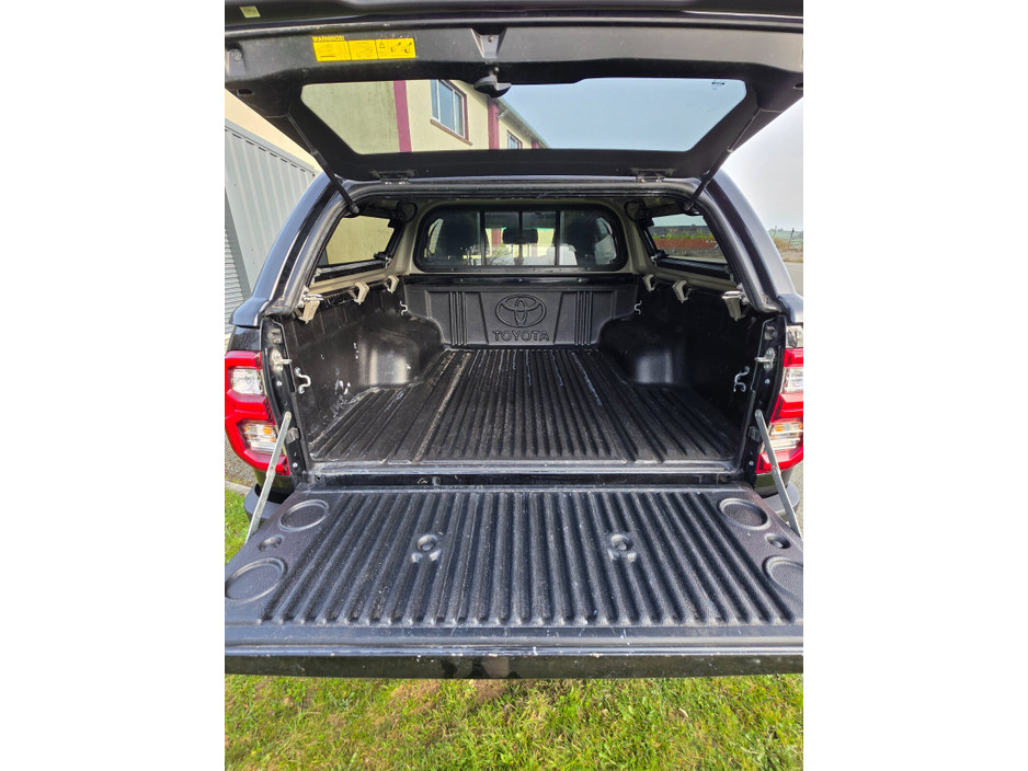 2023 Toyota Hilux - image 8