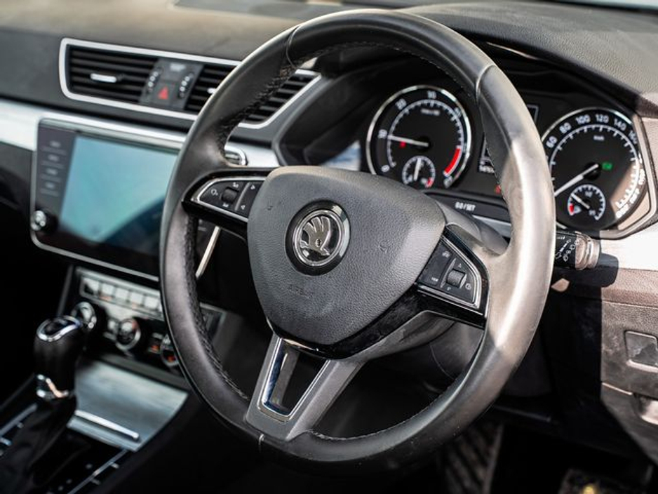 2020 Skoda Superb - image 4