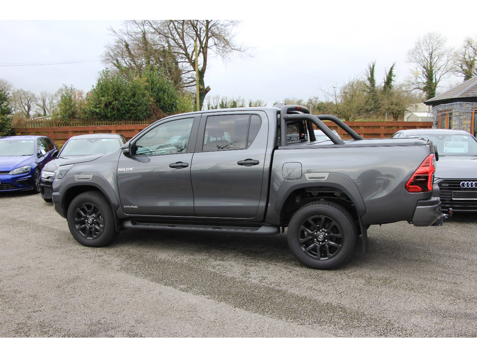 2025 Toyota Hilux - image 14
