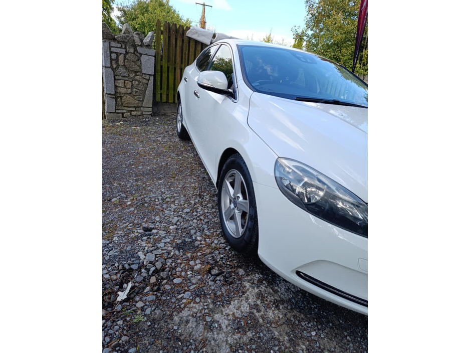 2014 Volvo V40 - image 2