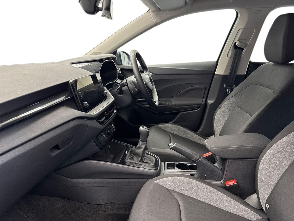 2025 Skoda Fabia - image 2