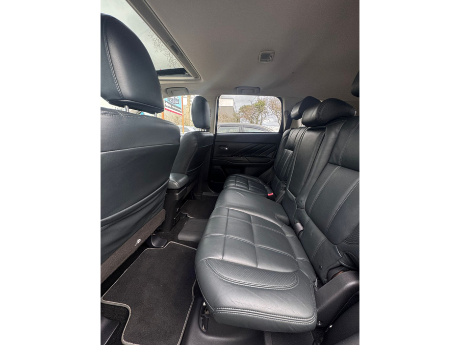 2017 Mitsubishi Outlander - image 17