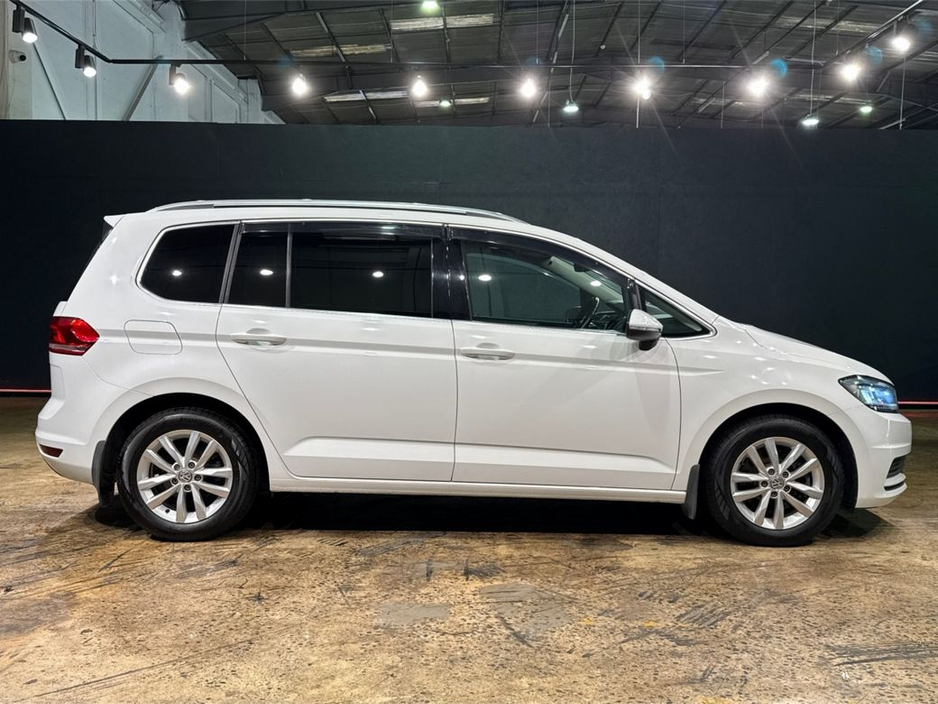 2017 Volkswagen Touran - image 2