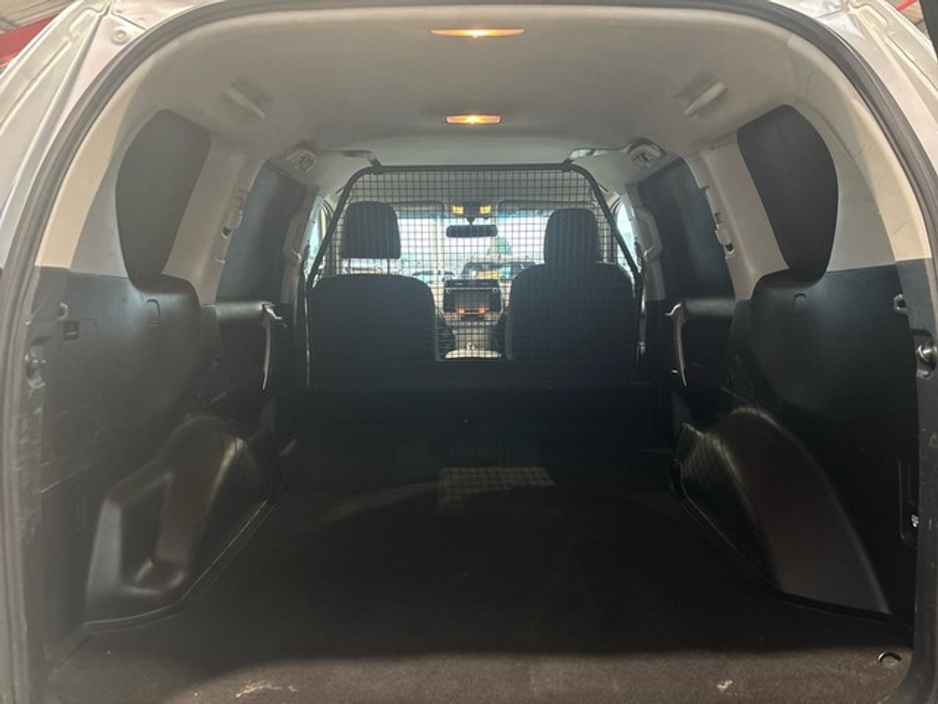 2018 Toyota Landcruiser - image 10