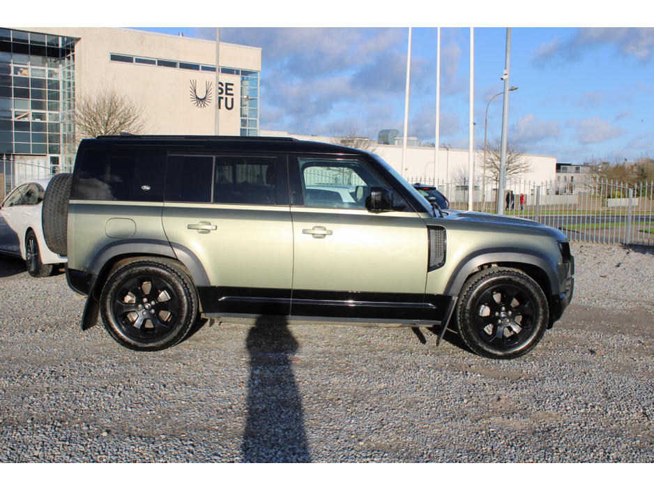 2022 Land Rover Defender - image 18