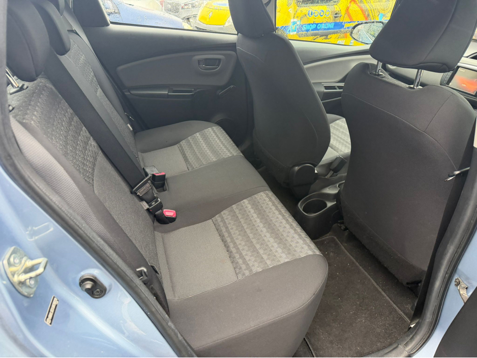 2016 Toyota Yaris - image 4