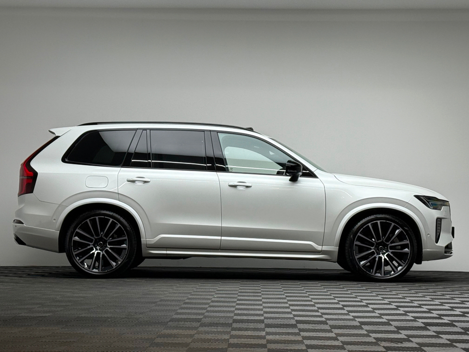 2025 Volvo XC90 - image 8