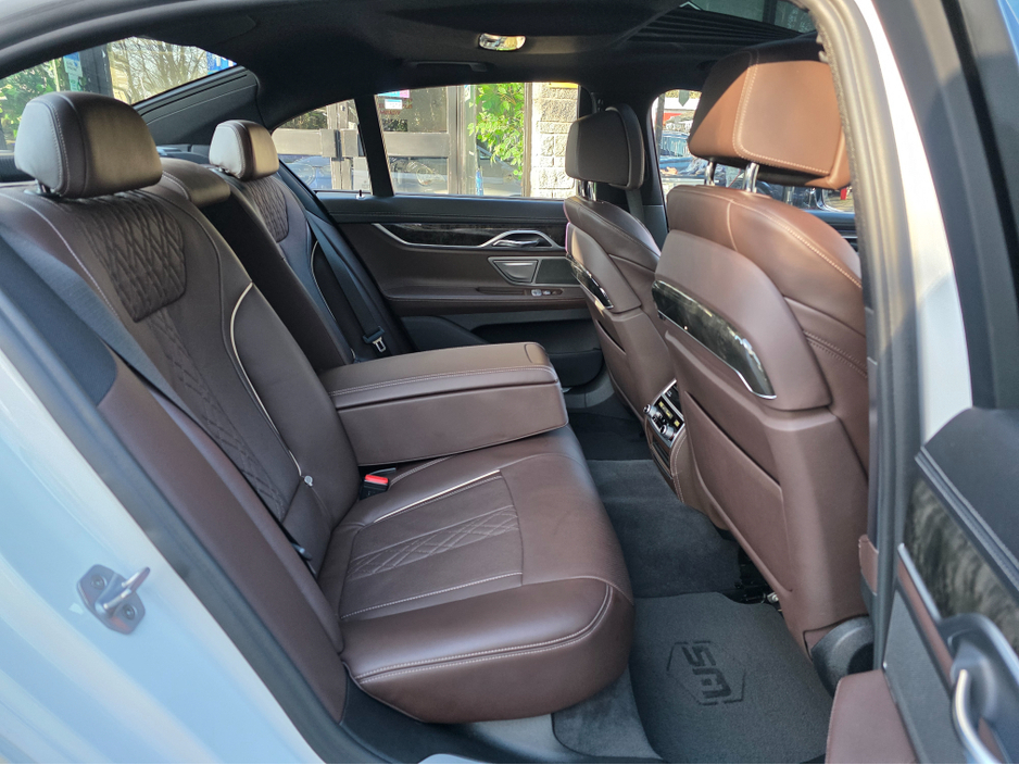 2017 BMW 7 Series - image 27