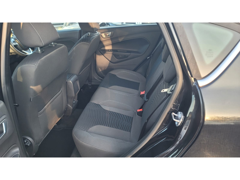 2015 Ford Fiesta - image 8