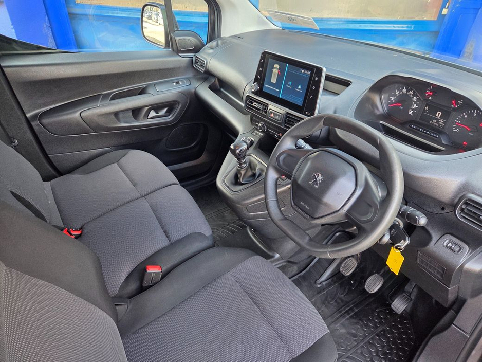 2020 Peugeot Partner - image 9