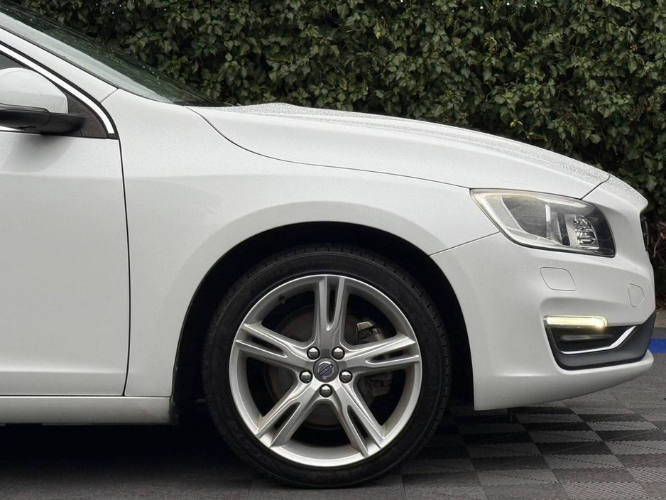 2017 Volvo V60 D4 CLASSIC 2.0 D // OPENING SUNROOF // LEATHER HEATED SEATS // REVERSE CAMERA €18,950