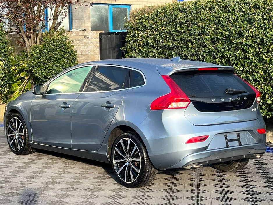 2017 Volvo V40 - image 5