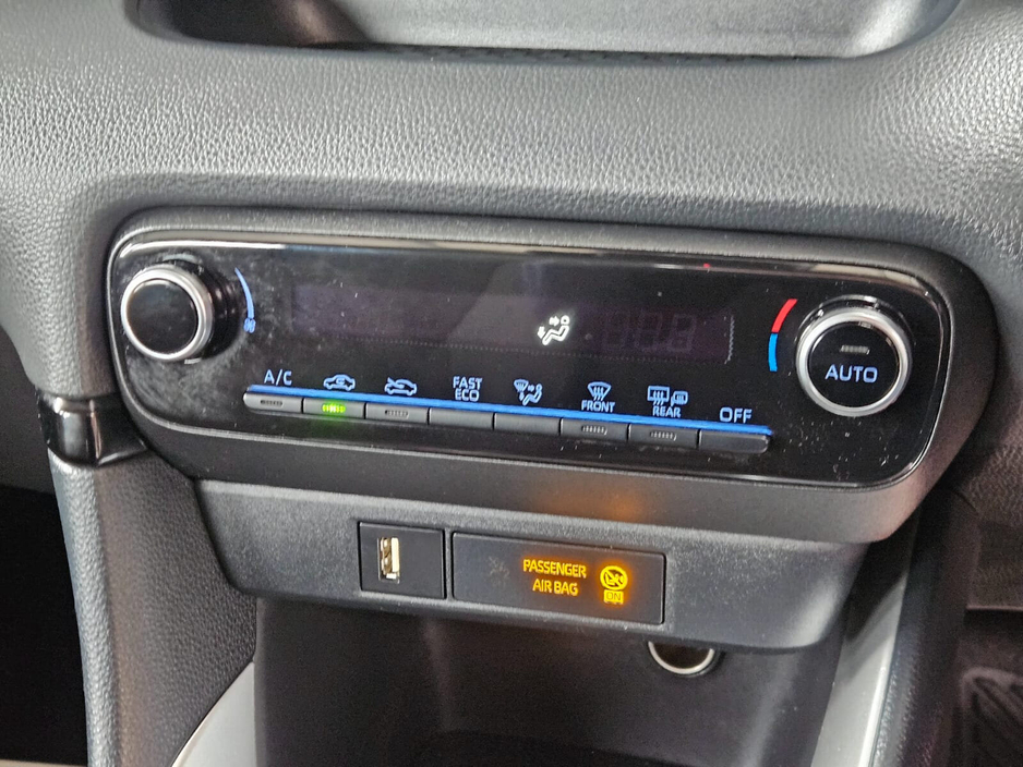 2021 Toyota Yaris - image 12