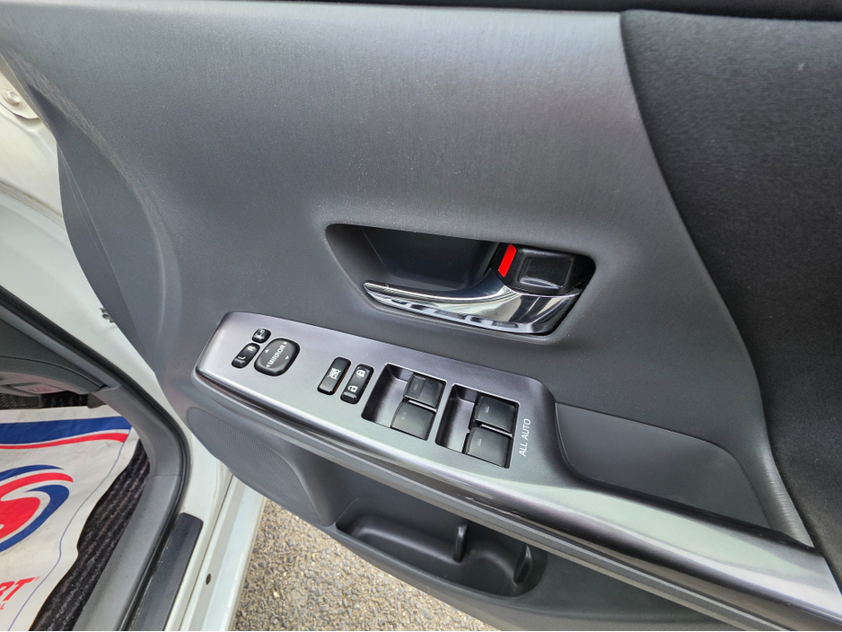 2014 Toyota Prius Alpha - image 8