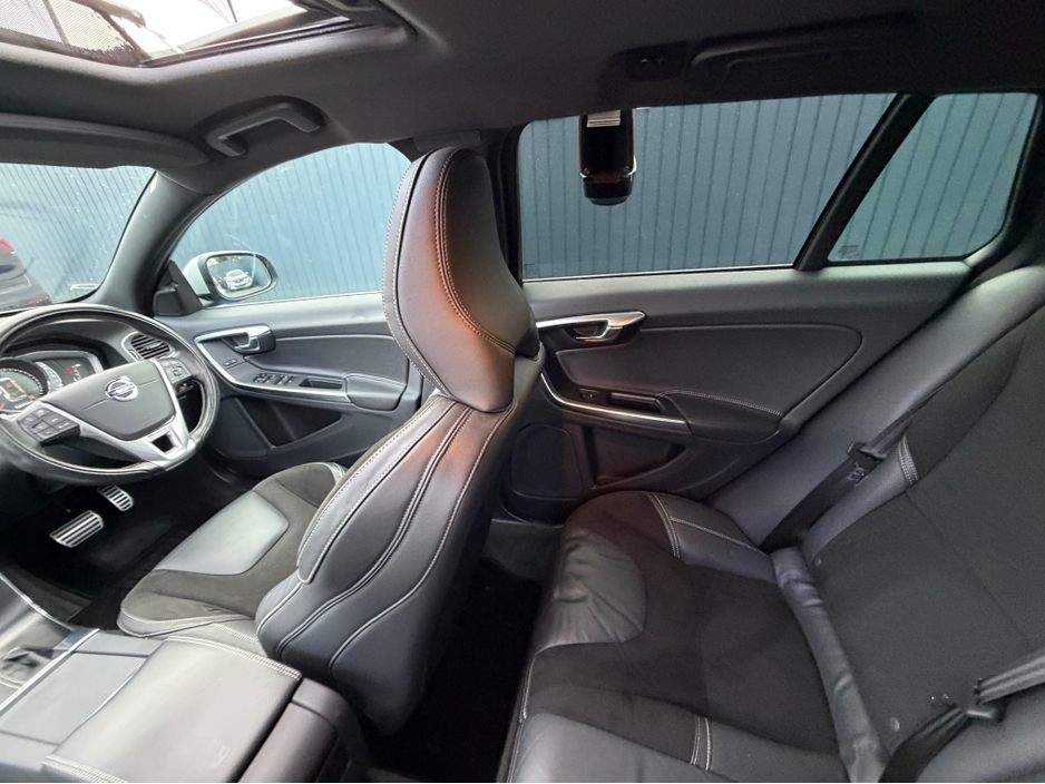 2017 Volvo V60 - image 38