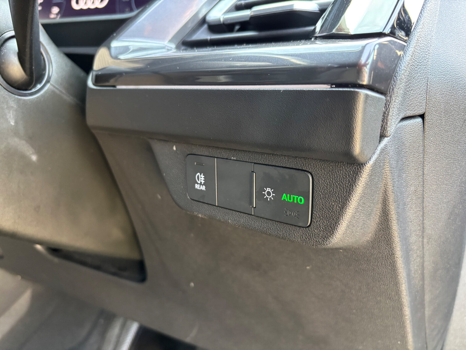 2022 Audi e-tron - image 11