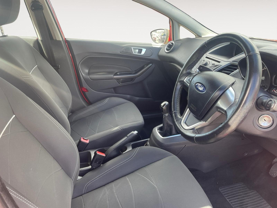 2015 Ford Fiesta - image 10
